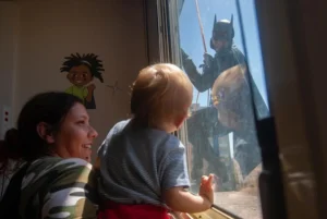 Super-heróis alpinistas divertem crianças internadas no Hospital da Criança Santo Antônio