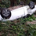 Cinco jovens ficam feridos após carro capotar e cair perto do Lago Negro, em Gramado