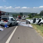 Motorista em fuga colide frontalmente contra carro e deixa família ferida em Parobé