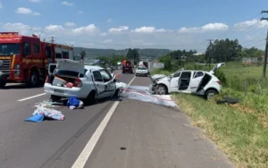 Motorista em fuga colide frontalmente contra carro e deixa família ferida em Parobé