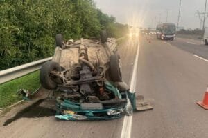 Carro capota após colisão e deixa dois feridos na Freeway