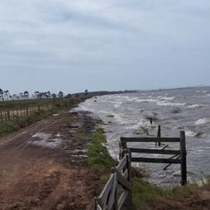 Devido a cheias, estrada da Lagoa dos Barros em Osório fica intransitável