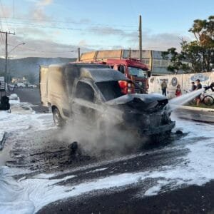 Veículo é consumido por incêndio em Osório