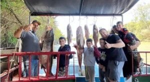 Carpa de 56 Kg é pescada no rio Caí em Montenegro.