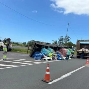 Caminhão tomba na BR-101 em Osório