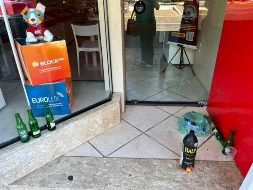 Sujeira deixada em frente aos estabelecimentos comerciais de Osório gera incômodo e demanda por conscientização 5 464903930 8296221537142834 6334944224276812566 n
