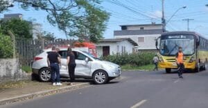 Acidente entre carro e ônibus escolar assusta moradores no Bairro Glória, em Osório