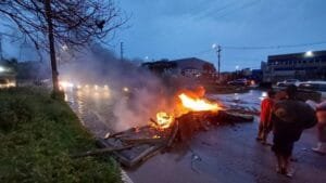 Protesto por conta da falta de luz bloqueia avenida na zona norte de Porto Alegre