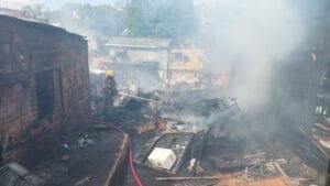 Incêndio atinge seis casas no Campo da Tuca, na zona leste de Porto Alegre