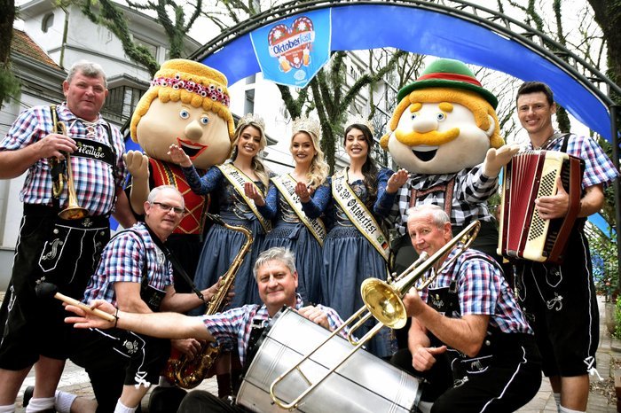 Com rodada dupla de chope e atrações nacionais, 39ª Oktoberfest de Santa Cruz começou nesta Quinta-feira