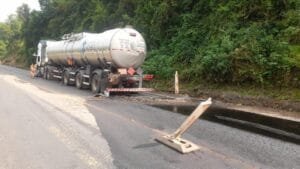 Colisão entre carretas provoca vazamento de combustível e bloqueio total na BR-386, em Pouso Novo