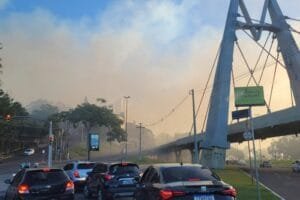 Incêndio no Morro Santa Tereza espalha fumaça pela zona sul de Porto Alegre