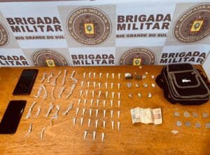 Após denúncias, BM prende mulher por tráfico em Cidreira