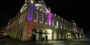 Mercado Público de Porto Alegre é iluminado em campanha do Outubro Rosa