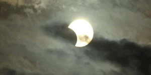 Pôr do sol com eclipse anular atrai o público para a Orla do Guaíba em Porto Alegre