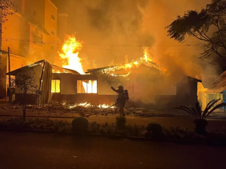 Incêndio de grandes proporções atinge sede de CTG, em Canela, assista o vídeo