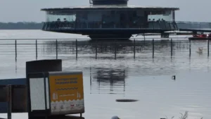 GUAÍBA SOBE E ATINGE COTA DE ATENÇÃO EM PORTO ALEGRE