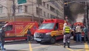 Assista os vídeos: Um grande incêndio atinge o Shopping 25 no Brás, na região Central de São Paulo, na manhã desta quarta-feira (30)