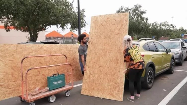 Furacão Milton se aproxima da Flórida e moradores esvaziam supermercados. Veja vídeo 10 Screenshot 11