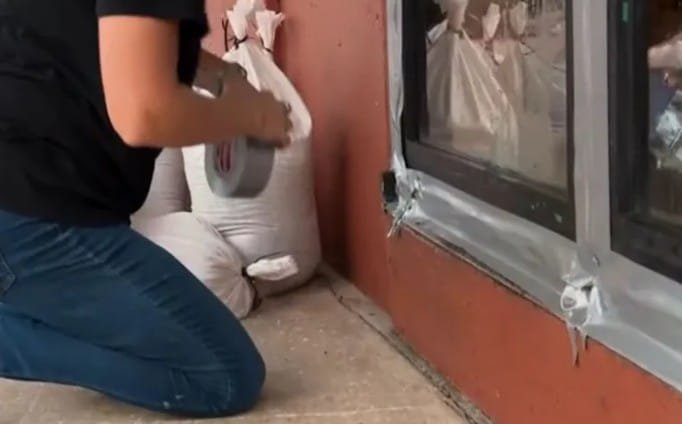 Furacão Milton se aproxima da Flórida e moradores esvaziam supermercados. Veja vídeo 3 Screenshot 4