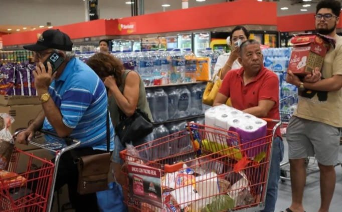 Furacão Milton se aproxima da Flórida e moradores esvaziam supermercados. Veja vídeo 4 Screenshot 5