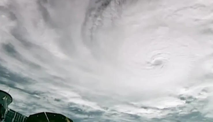 Furacão Milton se aproxima da Flórida e moradores esvaziam supermercados. Veja vídeo 6 Screenshot 7