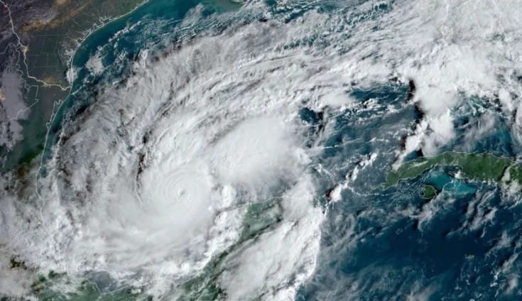 Furacão Milton se aproxima da Flórida e moradores esvaziam supermercados. Veja vídeo 8 Screenshot 9
