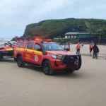 Surfista encontra corpo na beira mar em Torres