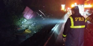 Nove pessoas morrem em acidente envolvendo van com adolescentes de Pelotas na BR 376, no Paraná