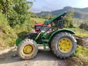 Adolescente morre após trator capotar sobre ele, em SC