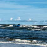 Barco pesqueiro encalha na entrada da barra do rio Tramandaí