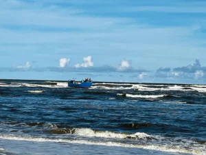 Barco pesqueiro encalha na entrada da barra do rio Tramandaí