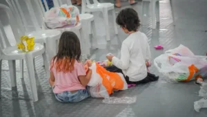 Crianças acolhidas em centros humanitários no Rio Grande do Sul são presenteadas com brinquedos