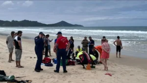 Menino de 10 anos segue desaparecido no mar de Bombinhas após pai morrer afogado