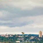 Segunda-feira terá sol entre nuvens, com chuva irregular ao fim do dia, no RS