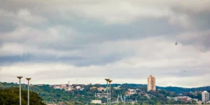Segunda-feira terá sol entre nuvens, com chuva irregular ao fim do dia, no RS