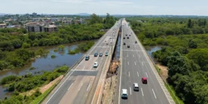 Operação de içamento de vigas restringe faixas na Freeway na noite de Sexta-feira