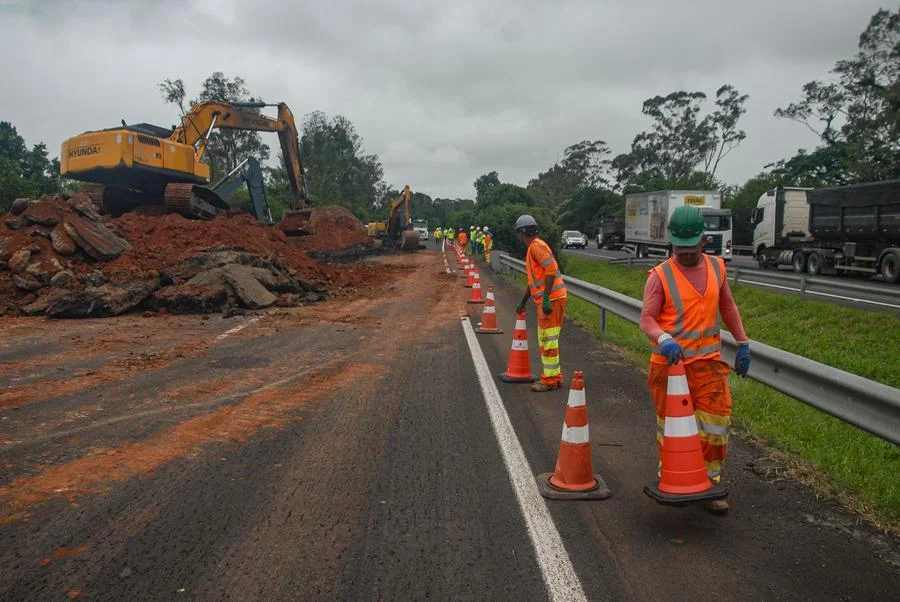 CCR ViaSul cava até oito metros de profundidade para encontrar canal danificado na freeway 3 19112024 buraco glorinha 2096