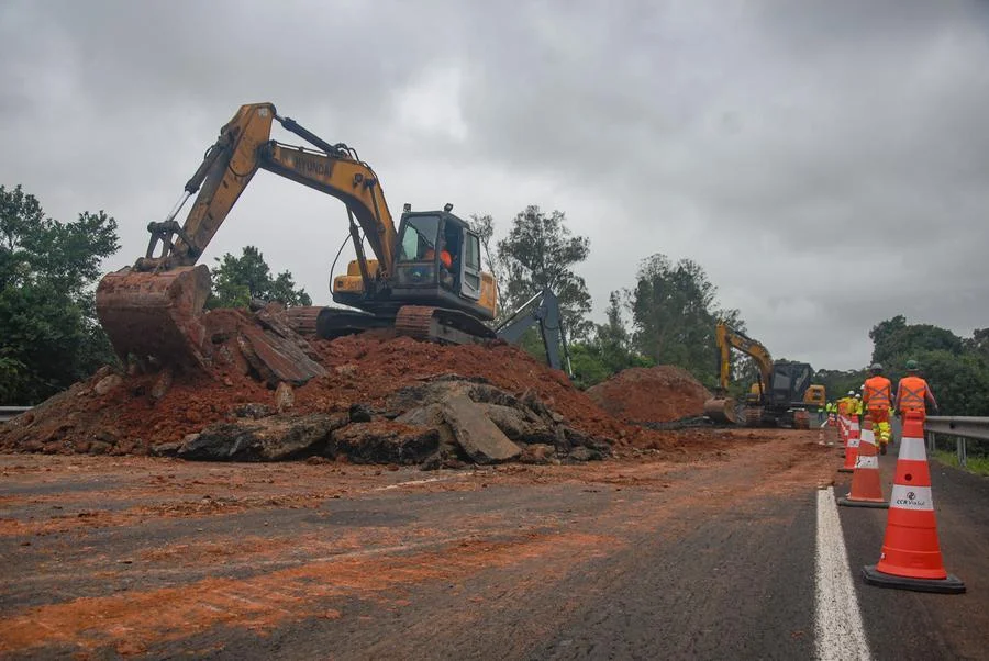 CCR ViaSul cava até oito metros de profundidade para encontrar canal danificado na freeway 2 19112024 buraco glorinha 2107
