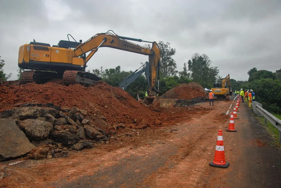 CCR ViaSul cava até oito metros de profundidade para encontrar canal danificado na freeway 8 19112024 buraco glorinha 2120