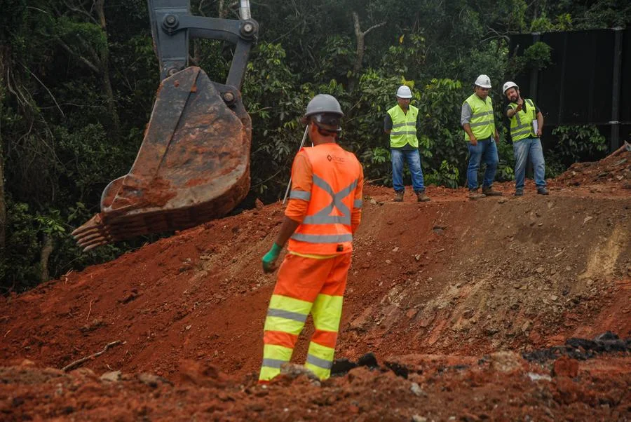 CCR ViaSul cava até oito metros de profundidade para encontrar canal danificado na freeway 9 19112024 buraco glorinha 2126