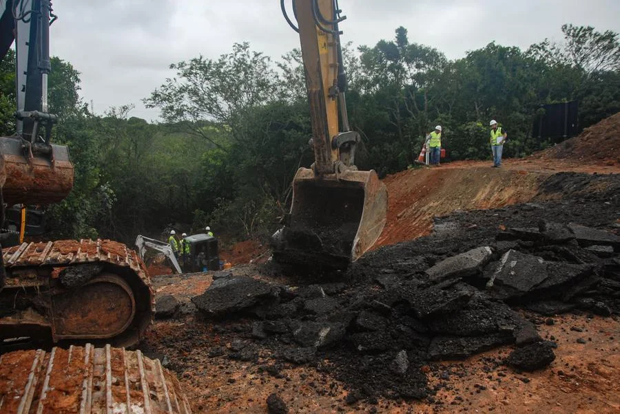 CCR ViaSul cava até oito metros de profundidade para encontrar canal danificado na freeway 4 19112024 buraco glorinha 2146