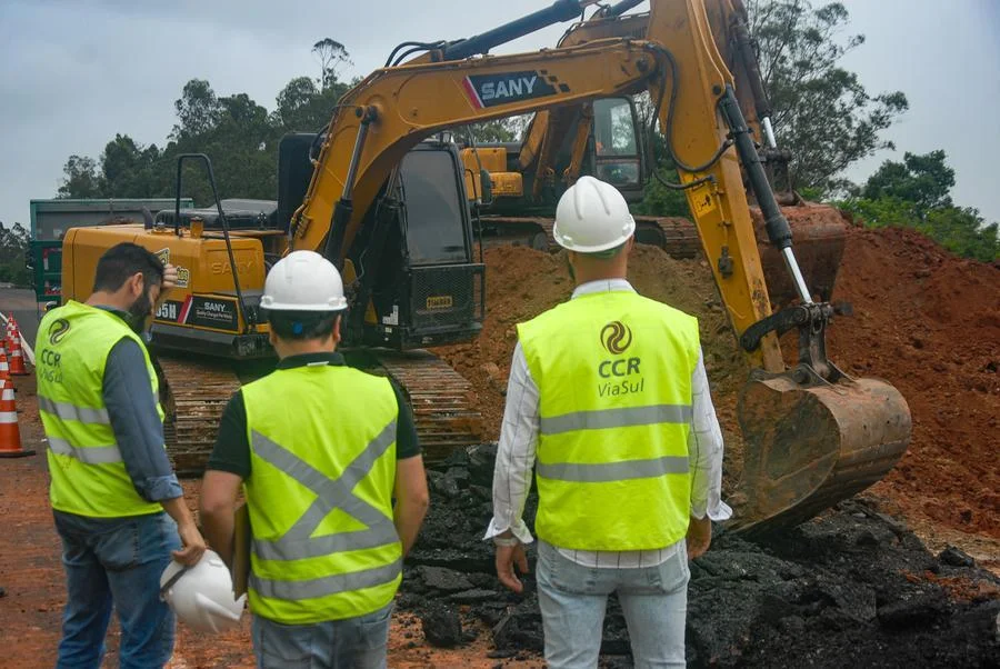 CCR ViaSul cava até oito metros de profundidade para encontrar canal danificado na freeway 1 19112024 buraco glorinha 2180