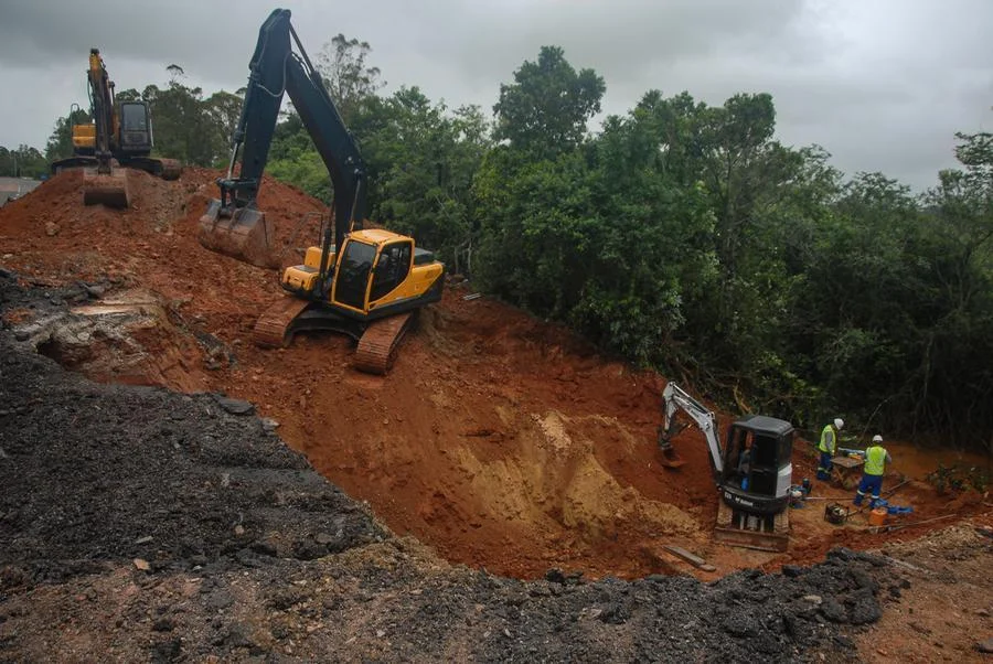 CCR ViaSul cava até oito metros de profundidade para encontrar canal danificado na freeway 6 19112024 buraco glorinha 2215