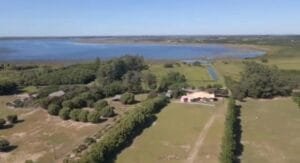 Família é resgatada após ficar à deriva na Lagoa dos Lessa, em Osório