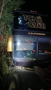 Ônibus do grupo Tchê Guri sofre acidente na freeway: “Estamos todos bem”, diz vocalista