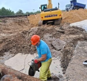 Corsan repara rede rompida por obra rodoviária para regularizar abastecimento em Atlântida Sul