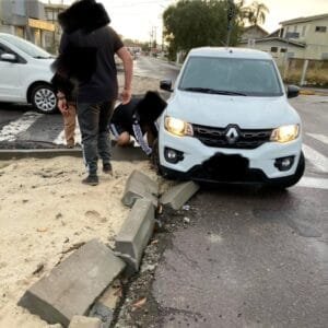 Carro fica preso após colidir na rótula em construção na Avenida Marechal Floriano Peixoto, em Osório
