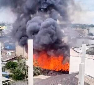Incêndio atinge depósito de bazar na parada 63, em Gravataí