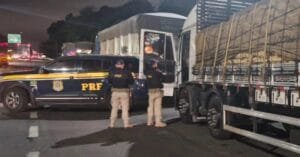 PRF prende motorista de caminhão dirigindo sob o efeito de substância psicoativa em Osório